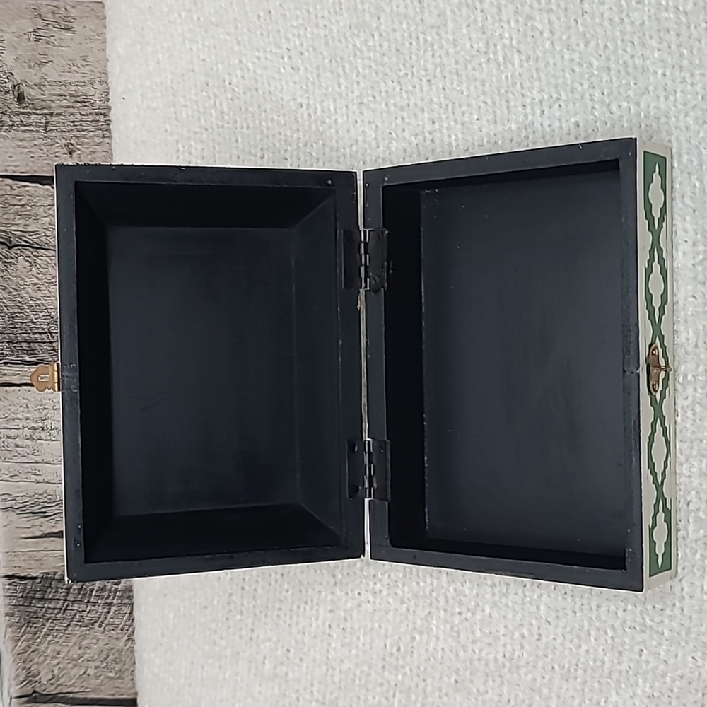 Vintage Handcrafted Bone Inlay Decorative/Jewelry Box in Cream/Green - Picture 16 of 17